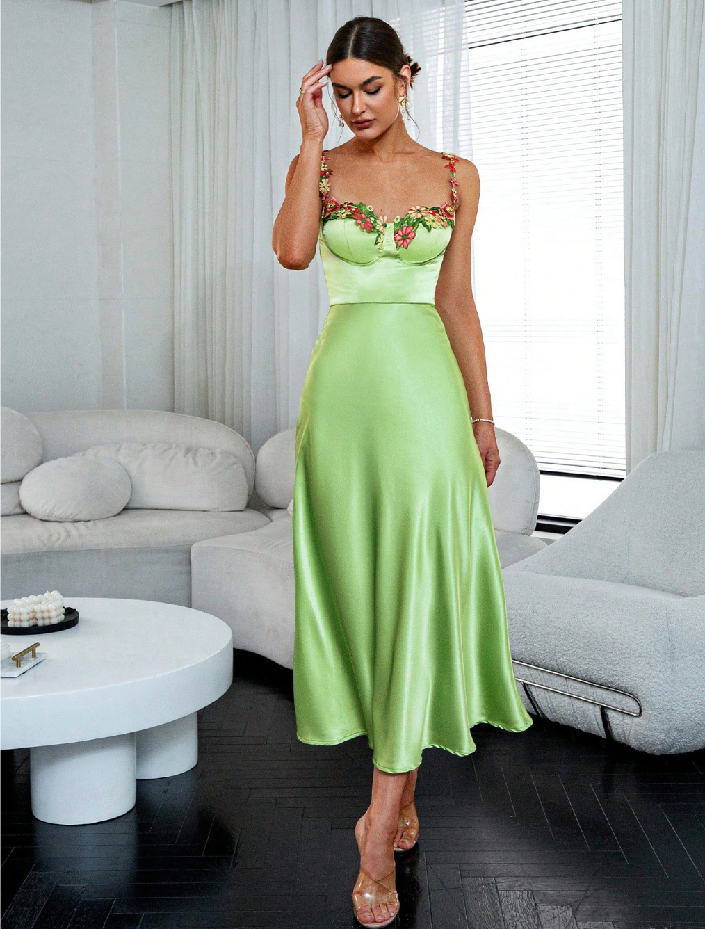 Vestido Satin Blossom™ – El Brillo del Satén se Une al Arte Floral