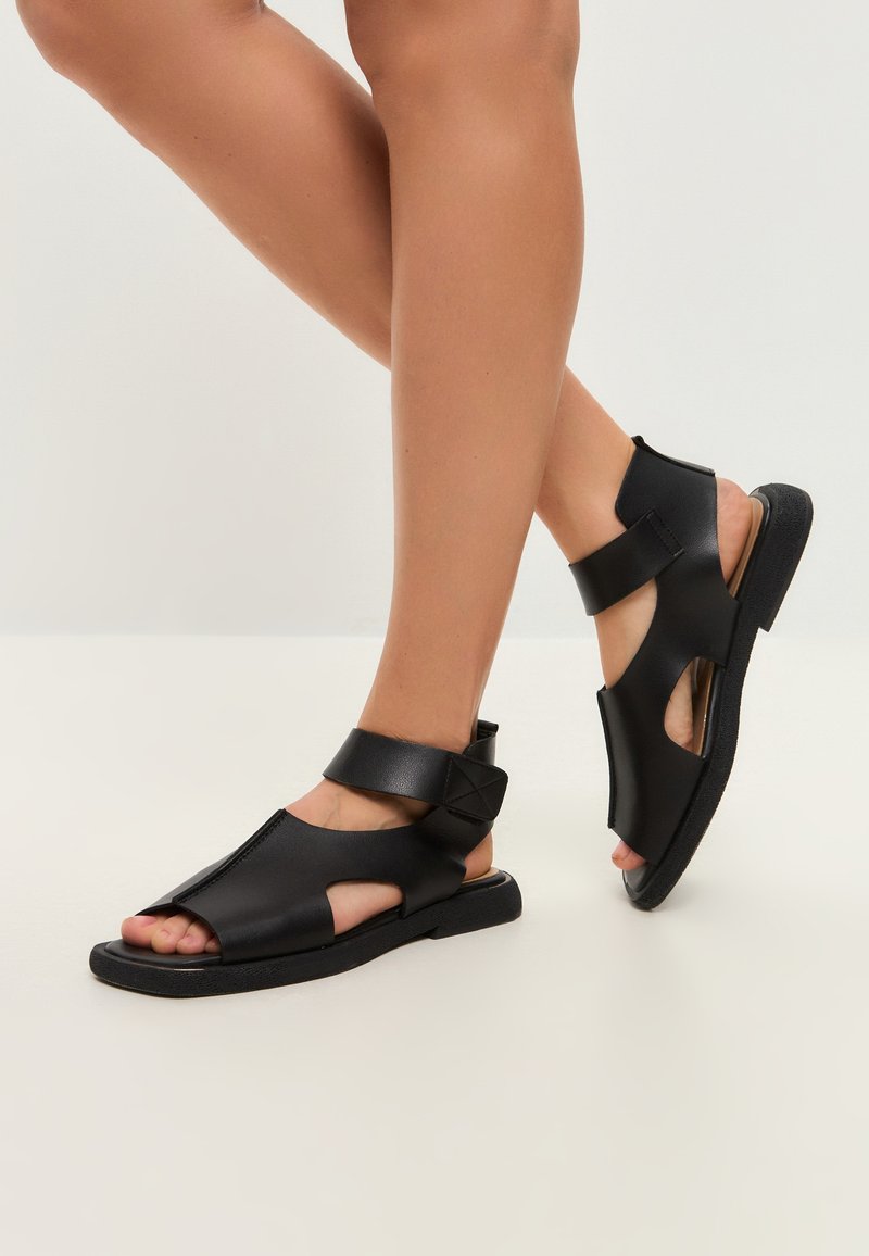 Sandalias Bloom Leather™ – Altura, Estabilidad y Piel Premium